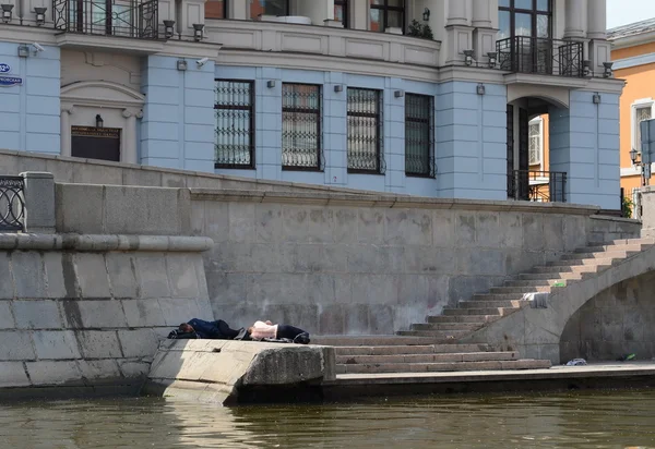 Vagrants sleeping on the embankment of the Vodootvodny canal in Moscow. — Stock Photo, Image