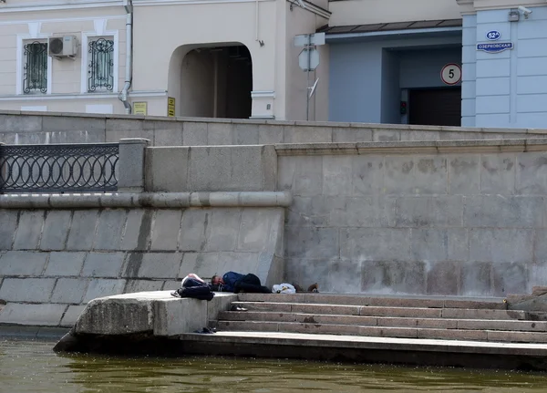Бродяги спят на набережной Водоотводного канала в Москве . — стоковое фото