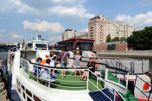 Schulabsolventen auf einer Schiffstour auf dem Moskauer Fluss. — Stockfoto