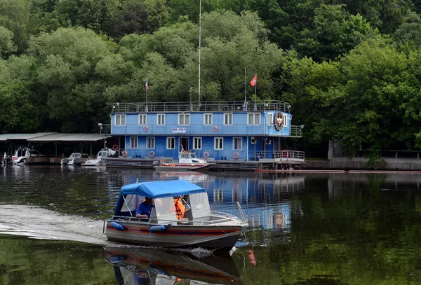 Пошуково-рятувальних станції на річці Москва. — стокове фото