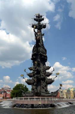 Moskova Nehri üzerinde büyük Peter anıt.