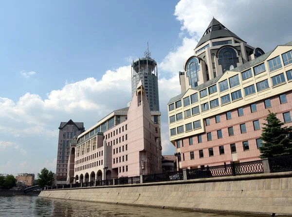Ağ Geçidi Vodootvodny kanal dolgu, modern ofis kompleksi. — Stok fotoğraf