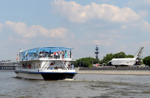 O barco "Maestro" no rio Moscou . — Fotografia de Stock