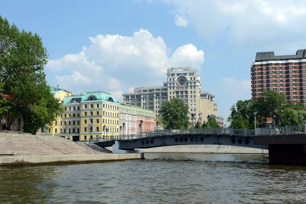 Ein Entwässerungskanal an einem Sommertag. — Stockfoto