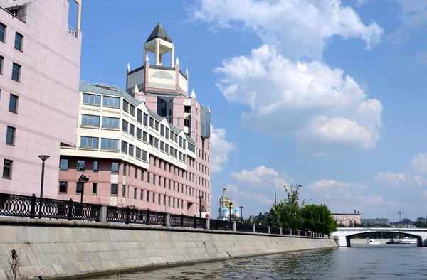 Complejo de oficinas moderno en el terraplén del canal Gateway Vodootvodny . — Foto de Stock