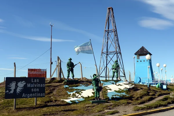 Composición escultórica "las Islas Malvinas pertenecen a Argentina" en la base militar de la Armada Argentina — Foto de Stock