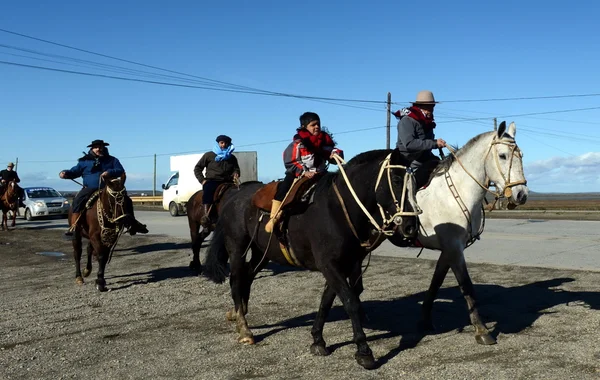 I Gauchos stanno cavalcando lungo la strada a Rio Grande . — Foto Stock