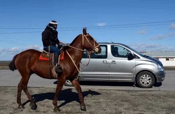 I Gauchos stanno cavalcando lungo la strada a Rio Grande . — Foto Stock