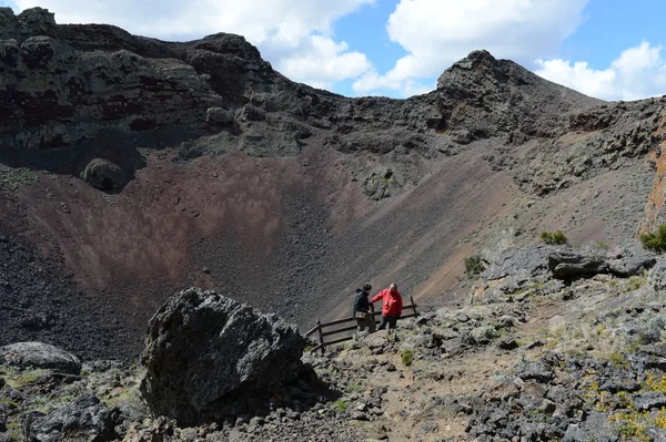 Turistas en el cráter de un volcán extinto en el Parque Nacional Pali Aike en el sur de Chile . —  Fotos de Stock