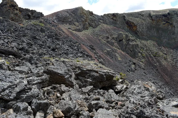 Der erloschene Vulkan "die Behausung des Teufels" im Nationalpark pali aike. — Stockfoto