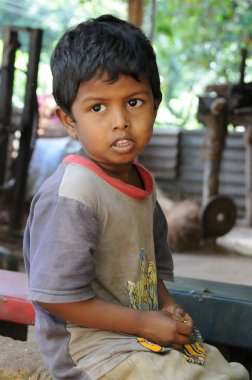Sri Lanka Adası köyünden bilinmeyen çocuk.