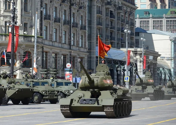 Medium tank T-34-85 during the rehearsal of the parade dedicated to the 70th anniversary of the Victory in the great Patriotic war. — Stock Photo, Image