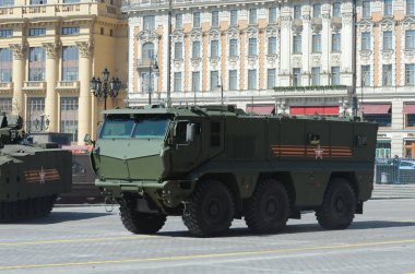 Prova geçit zafer günü şerefine Moskova'da. Zırhlı araç evrensel yüksek güvenlik benim dayanıklı pusu korumalı (Mrap) Kamaz-63968 tayfun.