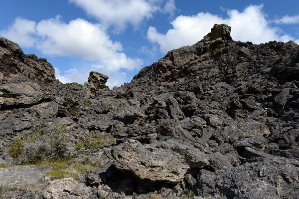 Der erloschene Vulkan "die Behausung des Teufels" im Nationalpark pali aike im Süden Chiles. — Stockfoto