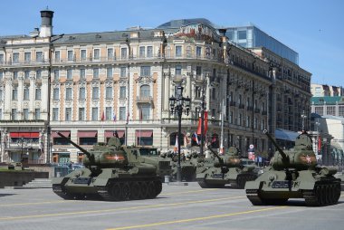 Büyük Vatanseverlik Savaşı zaferle 70 yıldönümü adanmış geçit prova sırasında orta tank T-34-85.