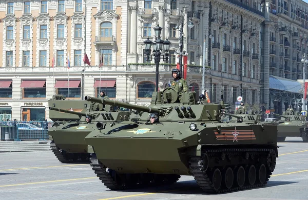 Vechten machine Bmd - 4m, landing op een repetitie van de overwinningsparade. — Stockfoto