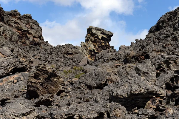 Der erloschene Vulkan "die Behausung des Teufels" im Nationalpark pali aike im Süden Chiles. — Stockfoto