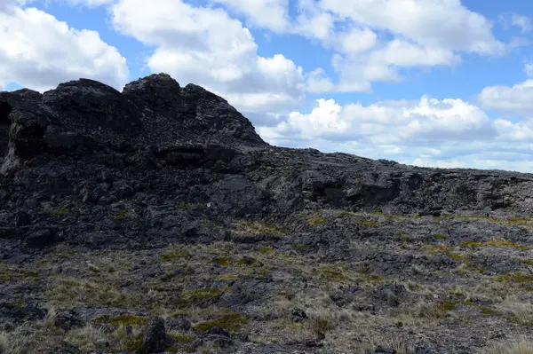 Volcán extinto "La morada del diablo" en el Parque Nacional Pali Aike en el Sur de Chile . —  Fotos de Stock
