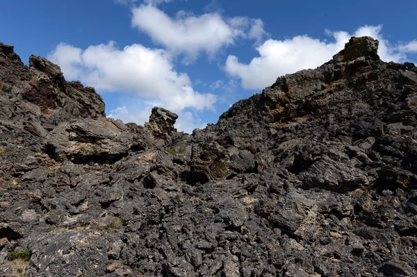 Der erloschene Vulkan "die Behausung des Teufels" im Nationalpark pali aike im Süden Chiles. — Stockfoto