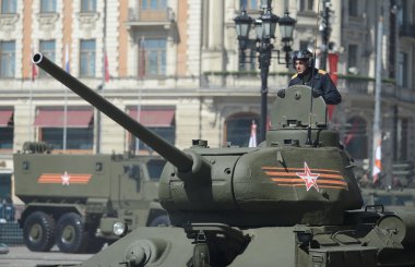 Büyük Vatanseverlik Savaşı zaferle 70 yıldönümü adanmış geçit prova sırasında orta tank T-34-85.