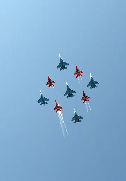 Militärparad för 70-årsdag i ett Segerdagen. Flygning över staden. Aerobatic lag "seglare" och "Ryska Knights" på stridande Mig-29 och Su-27. — Stockfoto