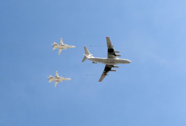 Uçak tanker Il - 78 m cephe bombacı değişken süpürme kanat su-24 ile havadan yakıt ikmali simülasyonu. Prova 70 yıldönümü onuruna tören