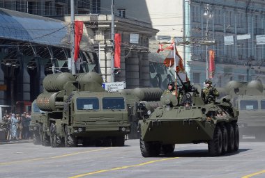 Zafer geçidi kutlama için prova. Btr-82a ve uçaksavar füze sistemi büyük ve orta menzilli uçaksavar füzesi karmaşık 