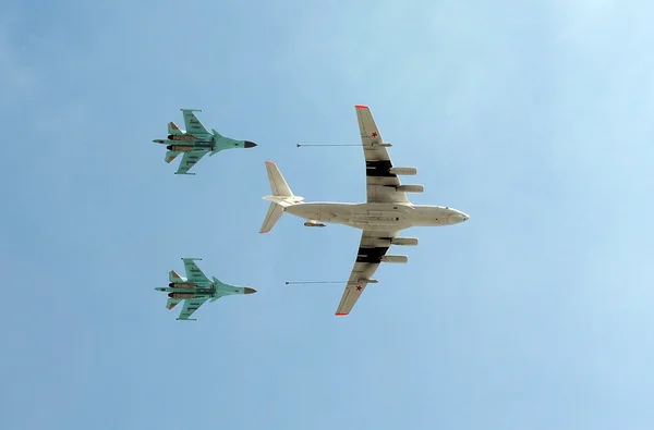 Танкер літаків Іл-78 і російських багатоцільовий винищувачів-бомбардувальників Sukhoi су-34 (фулбек) в небі над московським летить до Червоної площі. — стокове фото