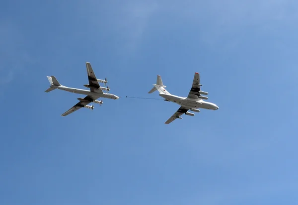 The aircraft tanker Ilyushin Il-78 and strategic bomber and missile platform Tu-95 "Bear". — Stock Photo, Image