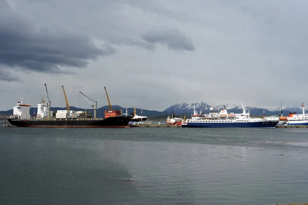 Zee haven van Ushuaia - de meest zuidelijke stad van de wereld. — Stockfoto