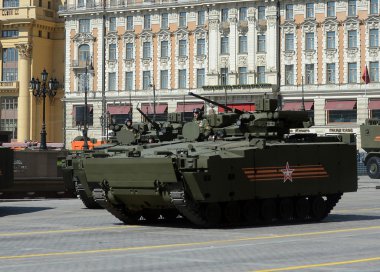 Yeni Zsa T-15 genel geçit töreni provası Moskova'da orta zincirli platformu üzerinde 