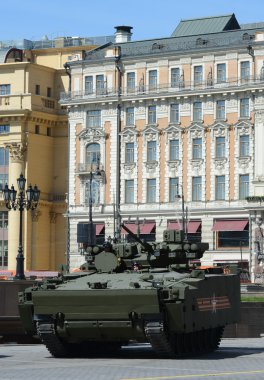 Yeni Zsa T-15 genel geçit töreni provası Moskova'da orta zincirli platformu üzerinde 