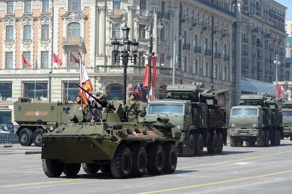 Rehearsal for the celebration of the Victory Parade in Moscow. The BTR-82A and anti-aircraft missile complex "Pantsir-S". — Stock Photo, Image