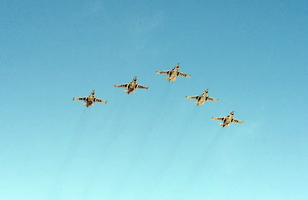 Skupina útočné Letadlo Suchoj Su-25 Grach (kódové označení Nato: "Frogfoot") na obloze — Stock fotografie