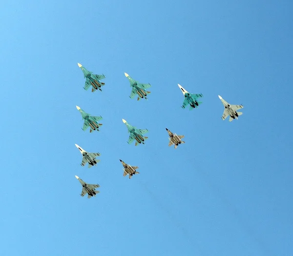 Il gruppo di combattenti e bombardieri nei cieli di Mosca . — Foto Stock