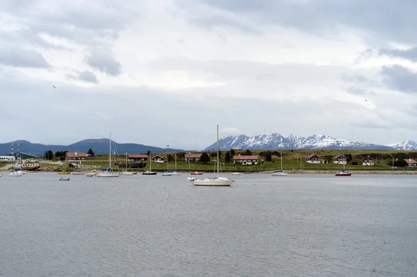 No porto de Ushuaia - a cidade mais meridional da Terra . — Fotografia de Stock