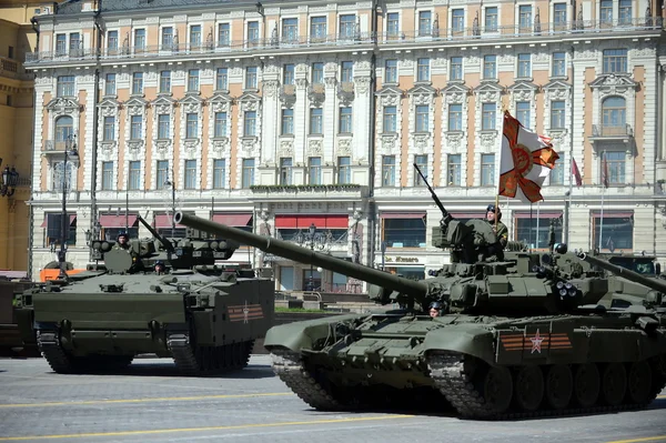 Hlavní bojový tank T-90a a nové Bmp T-15 — Stock fotografie