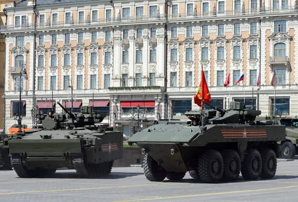 Ruský Btr "bumerang" a Ifv T-15 "Armata" na médiu sledovány platformu "Kurganets-25. — Stock fotografie