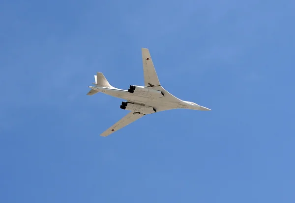 Supersonic strategic bomber long-range aviation Tu-160 ("White Swan") at the rehearsal of the Victory parade. — Stock Photo, Image