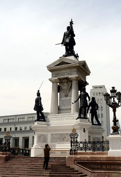 Monument aux héros du combat naval d'Iquique en 1879 sur la Plaza Sotomayor . — Photo