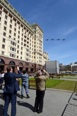  Askeri helikopterler Ansat-U, Moskova üzerinde uçan büyük vatanseverlik savaşında Zafer Günü onuruna düzenlenen geçit töreninin provasında.