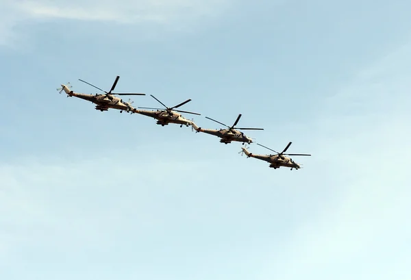 Атакующие вертолеты "Ми-35М" во время парада, посвященного 70-летию Победы в Великой Отечественной войне . — стоковое фото