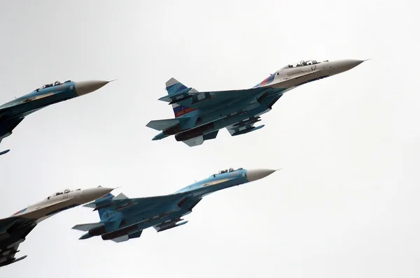 Su-27 aerobatic team "Falcons of Russia" in the sky over Zhukovsky — Stock Photo, Image