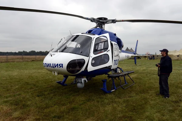 Helicóptero policial "Eurocopter AS 355" en el aeropuerto . —  Fotos de Stock