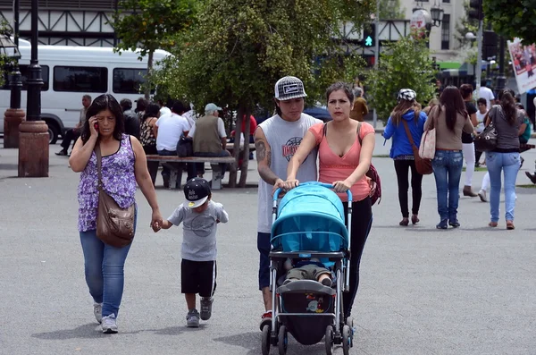 Οι άνθρωποι στους δρόμους του Santiago. — Φωτογραφία Αρχείου