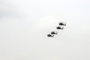  Grubudur Mil Mi-28, Rus tüm hava şartlarında, gündüz-gece, askeri tandem, iki koltuklu Anti-zırh saldırı helikopterleri havada.