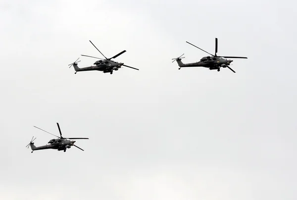 ミル Mi-28 のグループはロシアのすべての天候、昼と夜、軍事のタンデム、空気中 2 人掛け対装甲攻撃ヘリコプター. — ストック写真