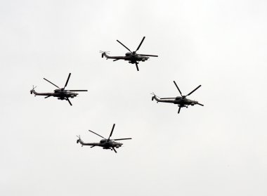  Grubudur Mil Mi-28, Rus tüm hava şartlarında, gündüz-gece, askeri tandem, iki koltuklu Anti-zırh saldırı helikopterleri havada.