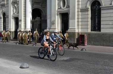   Bisikletçiler Santiago sokaklarında.