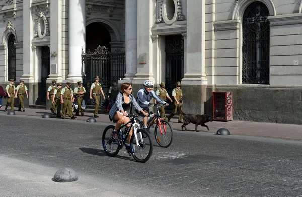 Ciclisti per le strade di Santiago . — Foto Stock